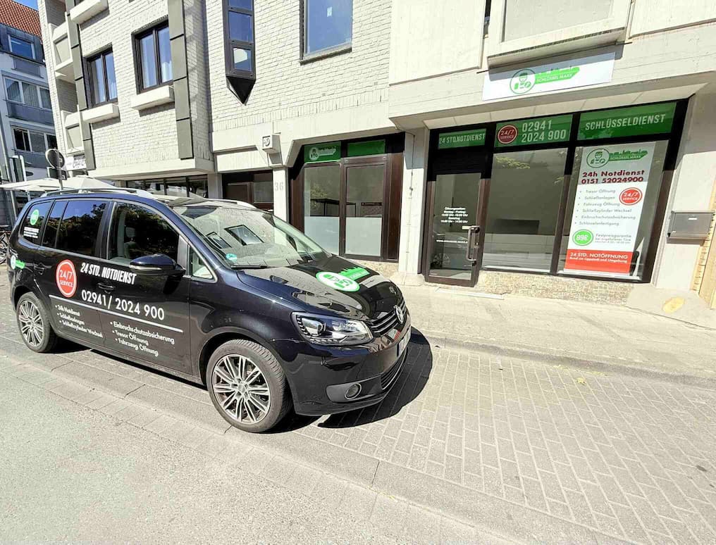 Auto vor dem SchlüsselMaxx Geschäft